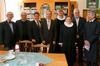26.dsc01044-daenische_und_deutsch_gaeste_nach_dem_gottesdienst_in_dre_bibliothek.jpg